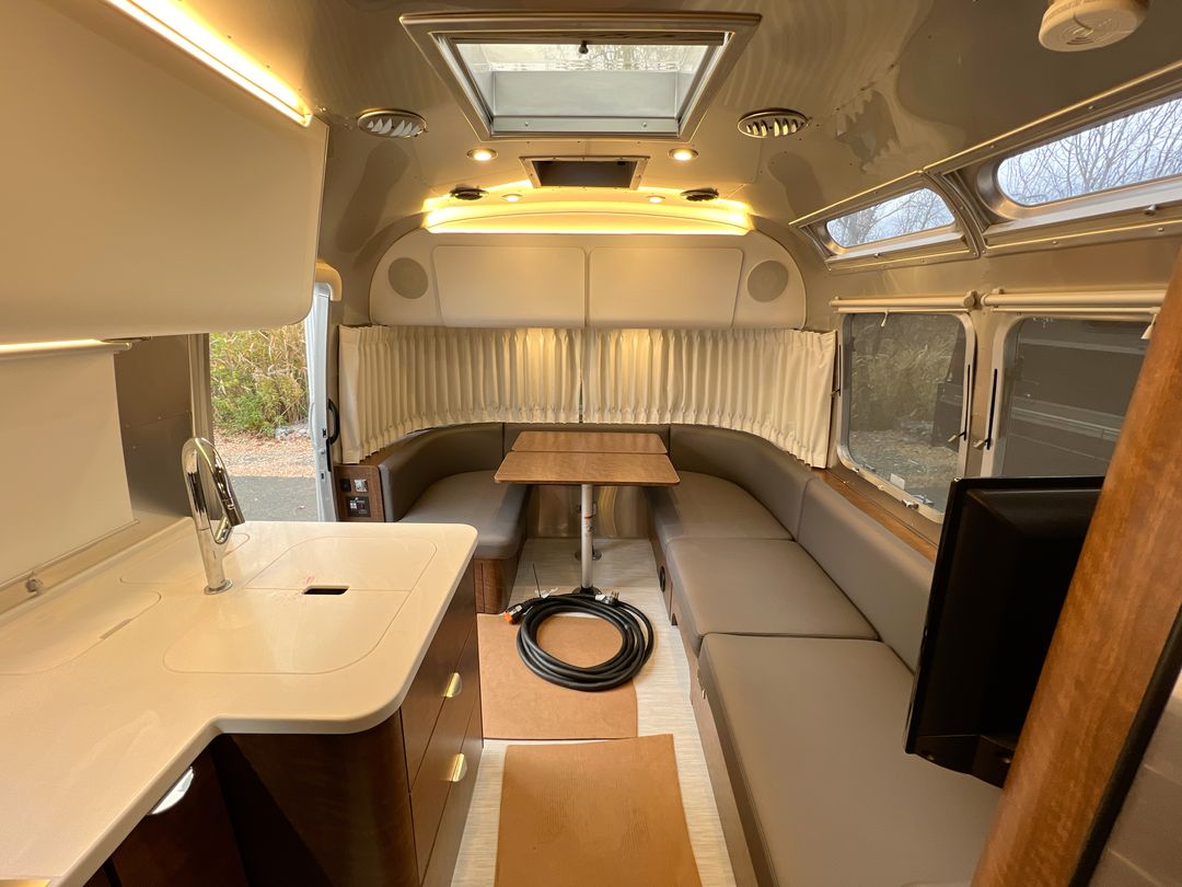 2022 Airstream 25FBQ Base