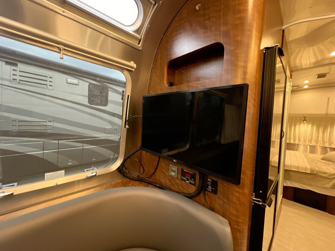 2022 Airstream 25FBQ Base