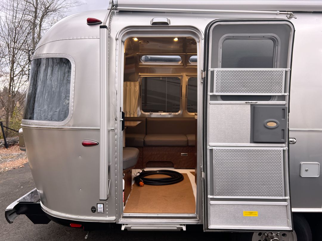2022 Airstream 25FBQ Base