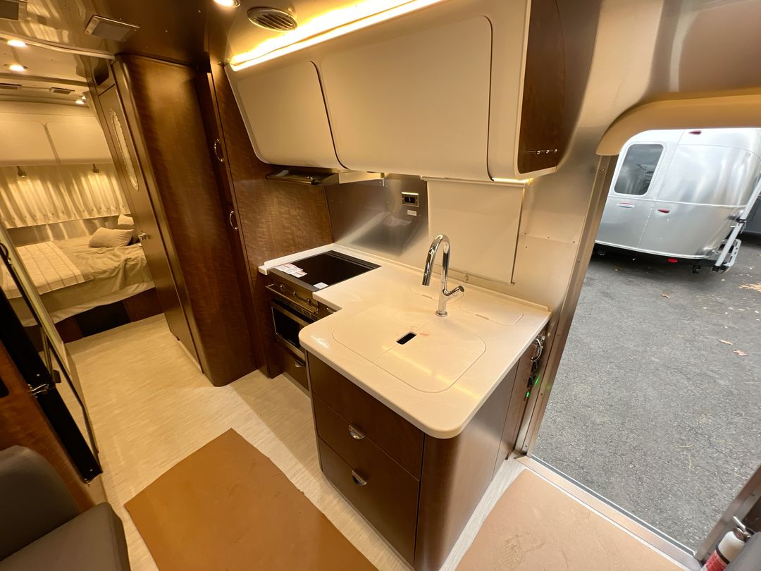 2022 Airstream 25FBQ Base