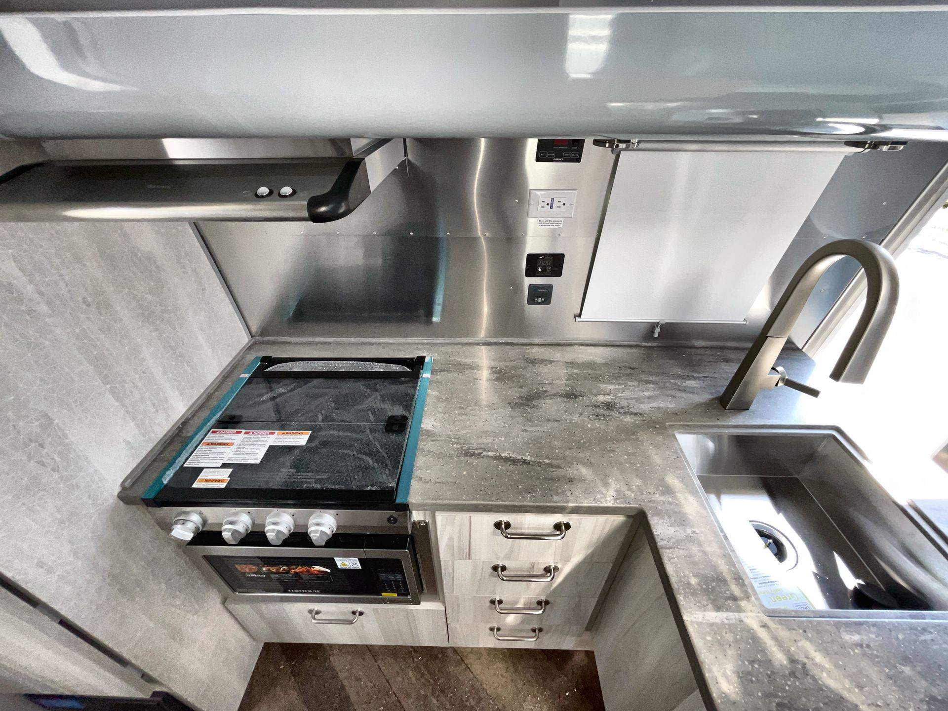 2025 Airstream 27FBT Base