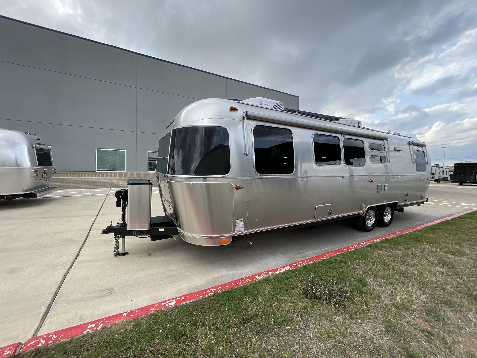 2026 Airstream 30FBBQ Base
