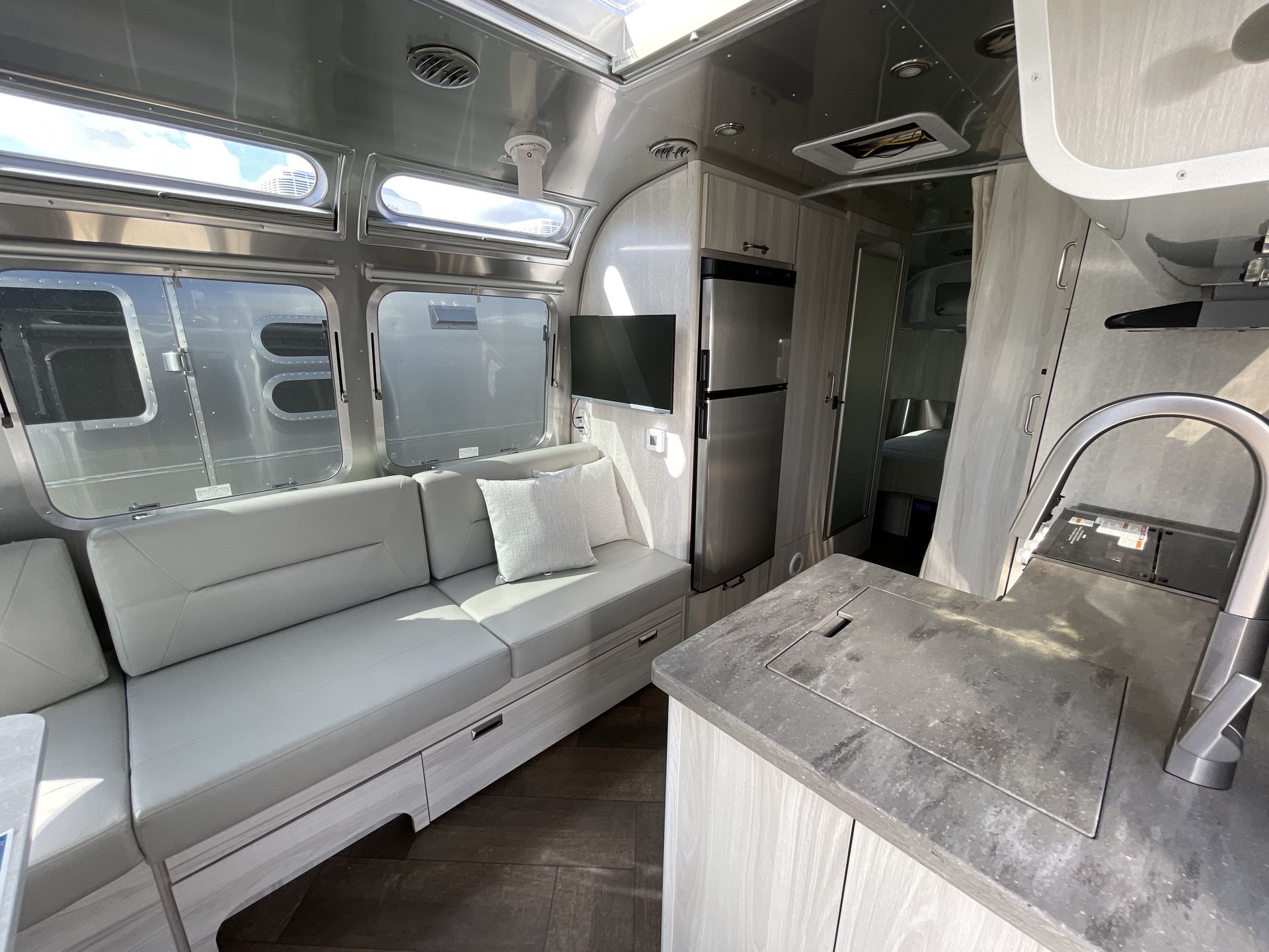 2026 Airstream 25FBQ Base