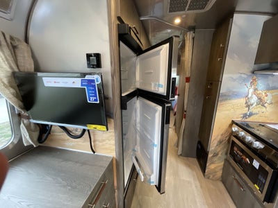 2026 Airstream 27FBT Base