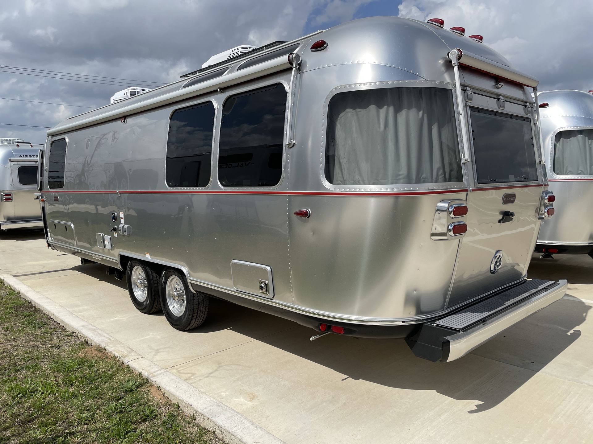 2026 Airstream 27FBT Base