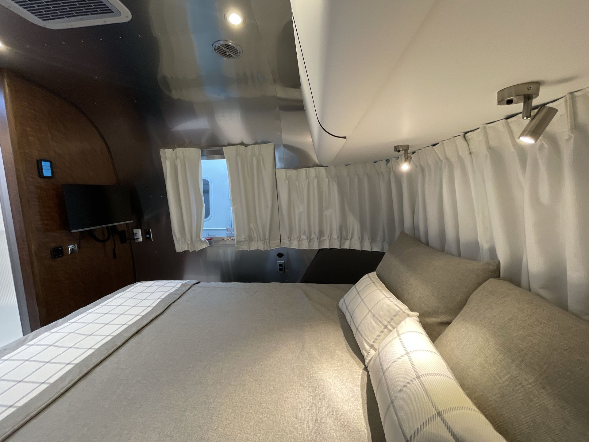 2026 Airstream 27FBQ Base