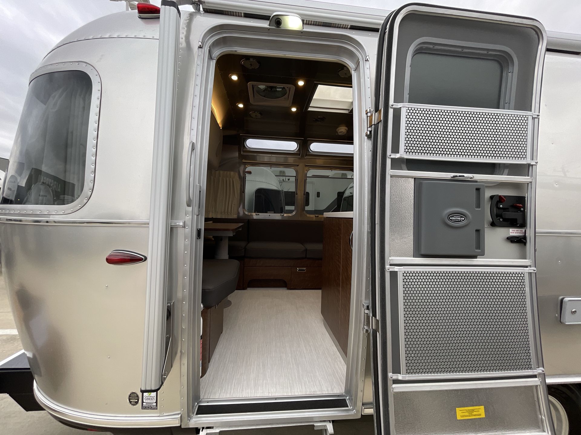 2026 Airstream 27FBQ Base