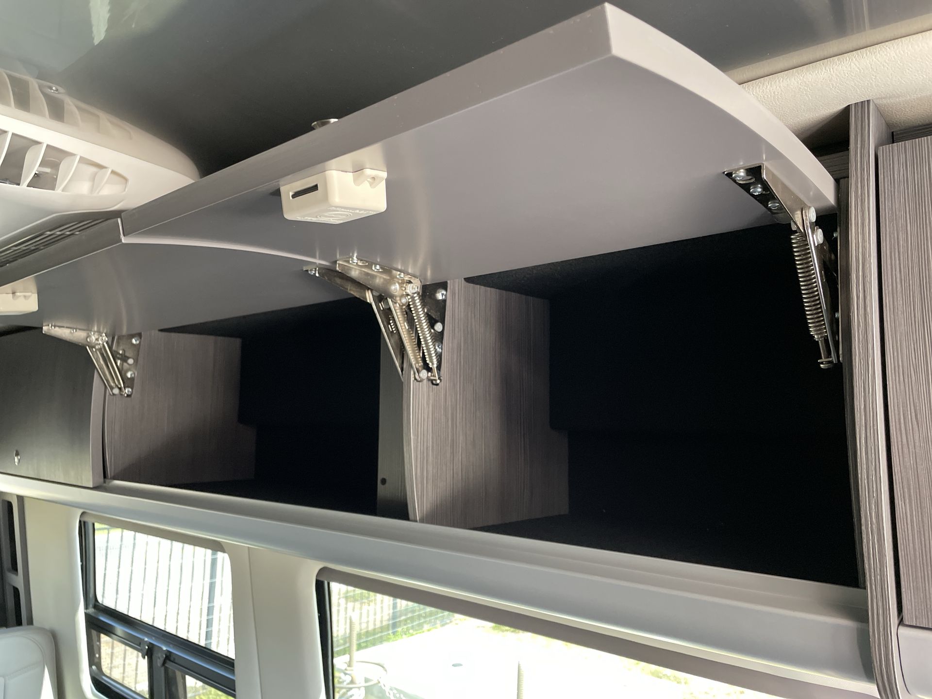 2026 Airstream 24GL 4x2 Passenger Base