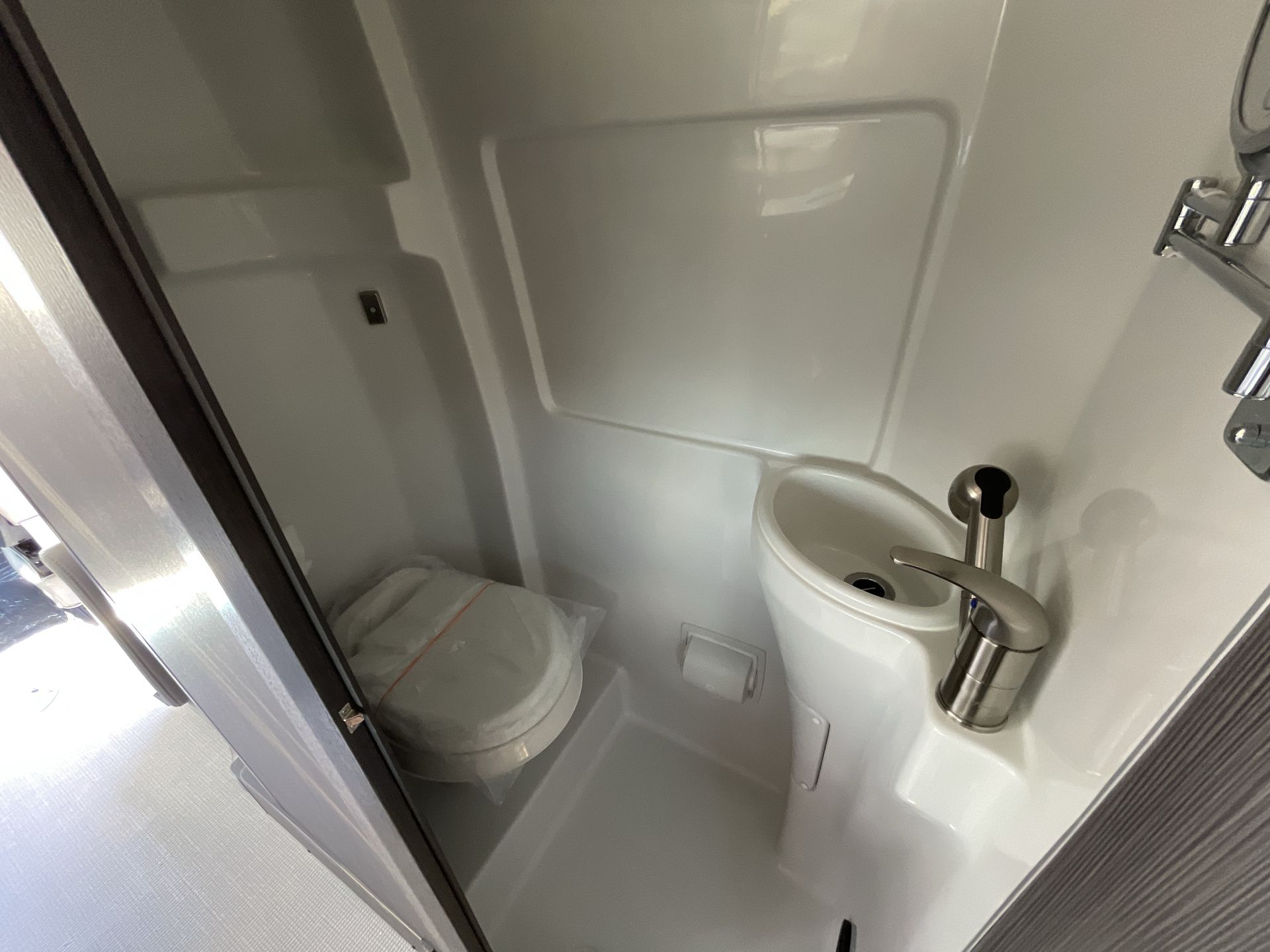 2026 Airstream 24GL 4x2 Passenger Base