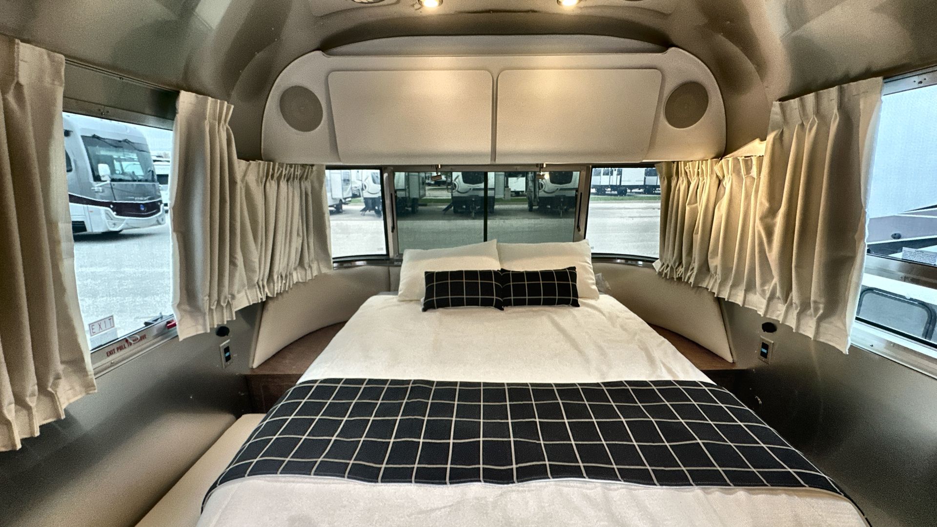 2025 Airstream 27FBQ Base