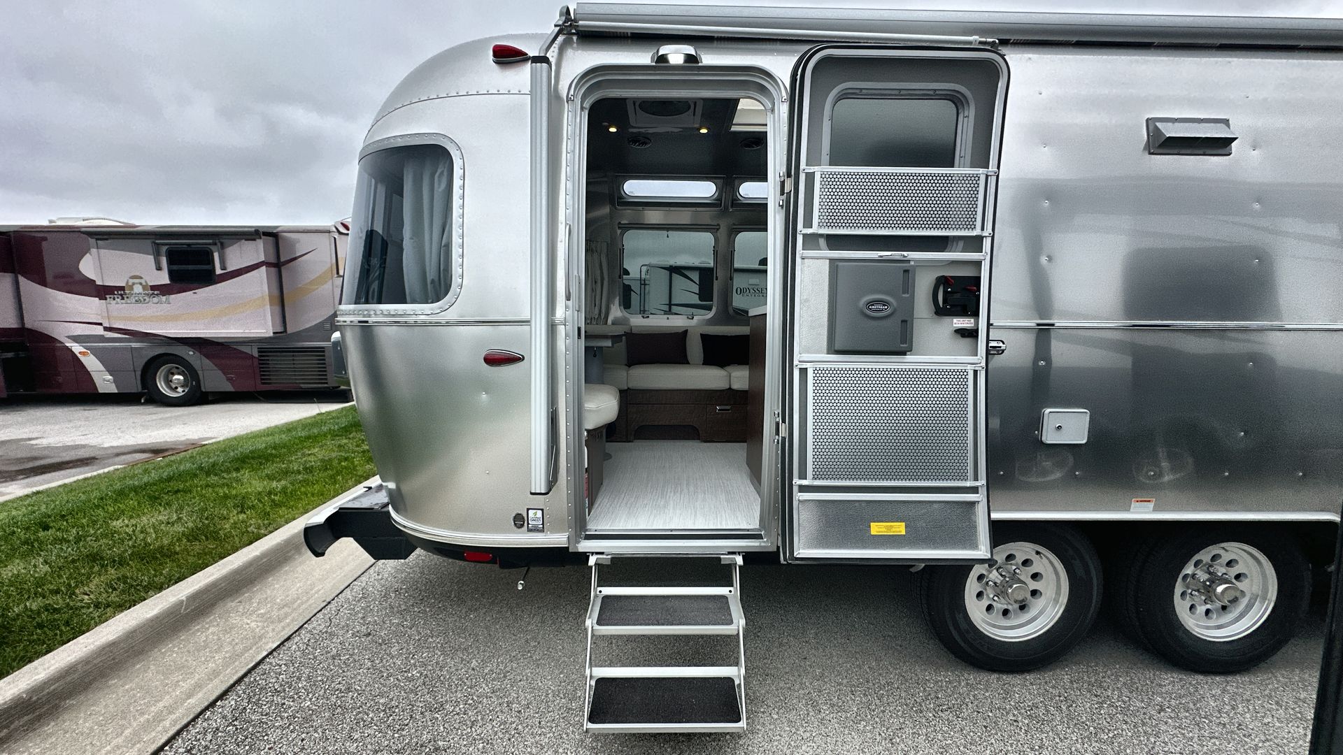 2025 Airstream 27FBQ Base