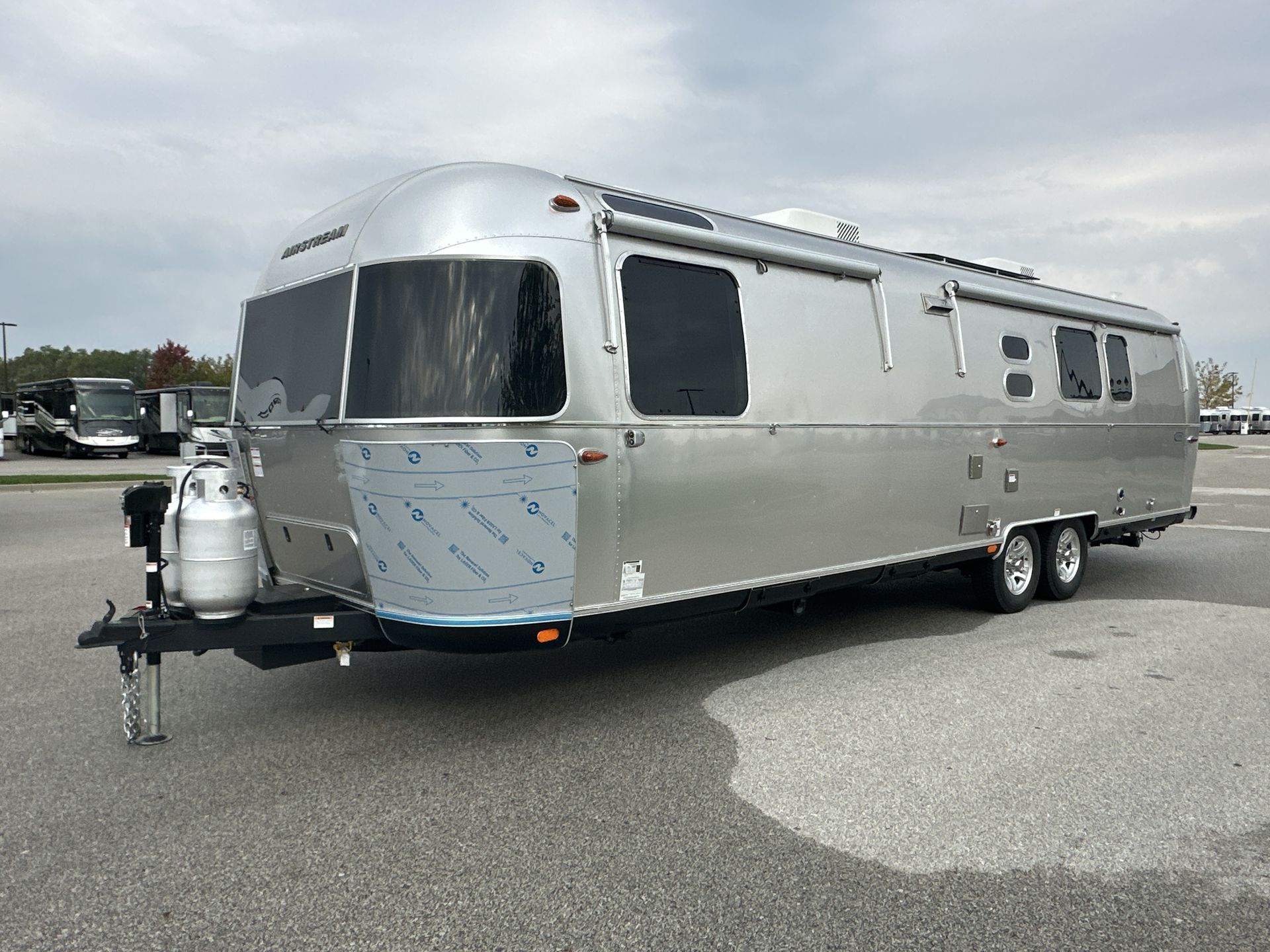 2026 Airstream 33FBQ Base