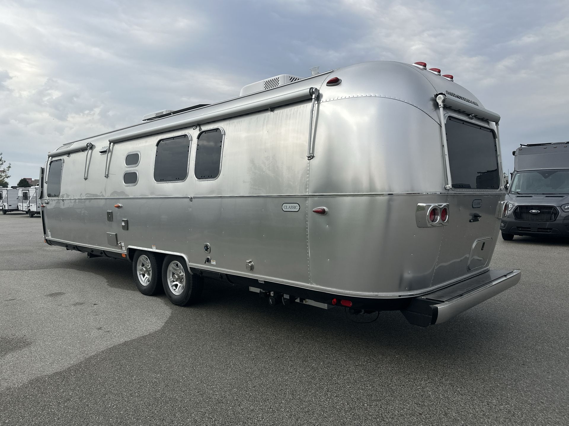 2026 Airstream 33FBQ Base