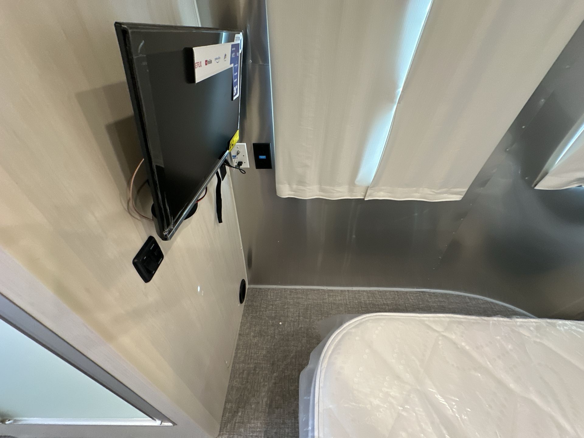 2026 Airstream 25FBQ Base