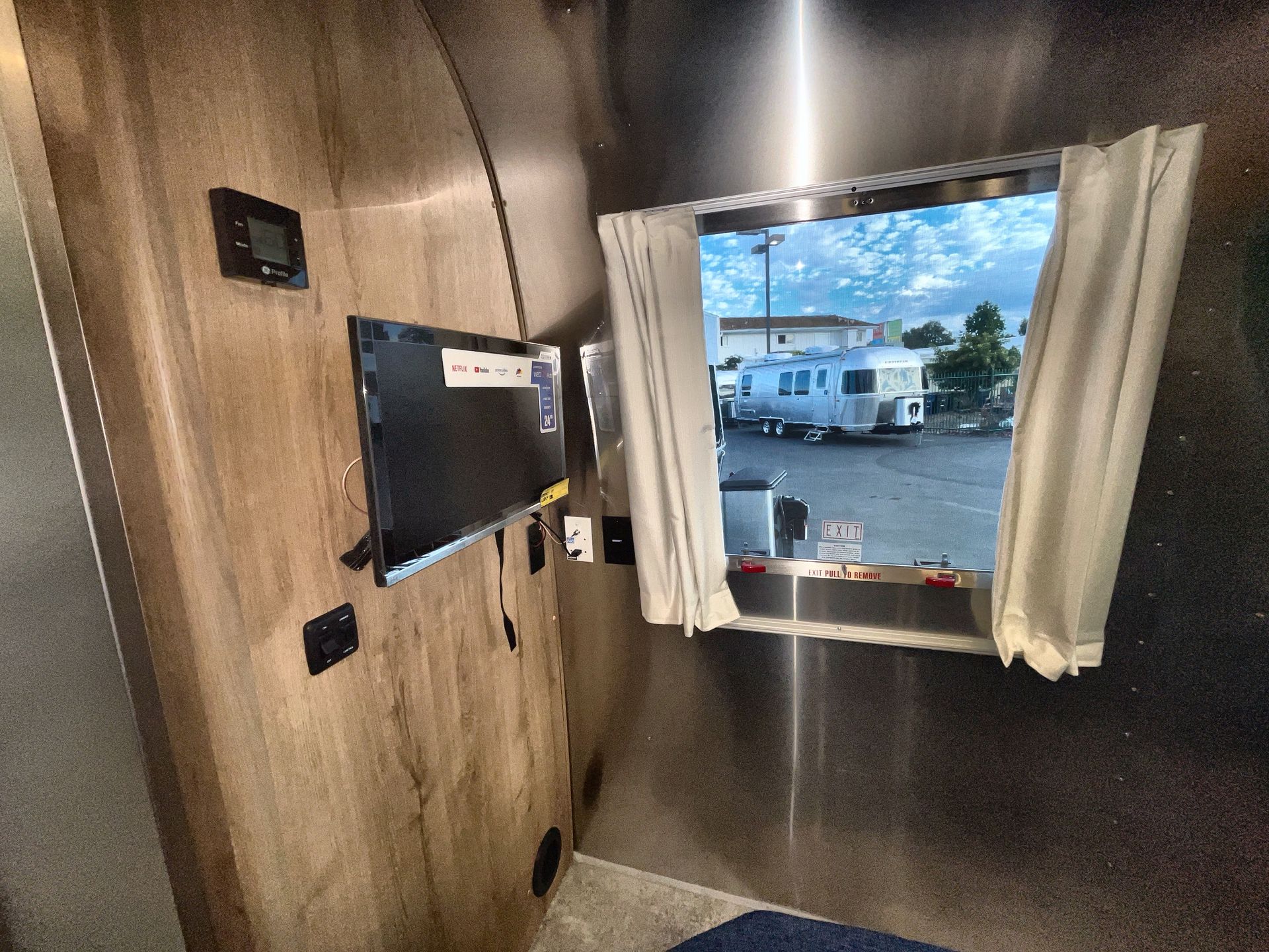 2026 Airstream 25FBQ Base