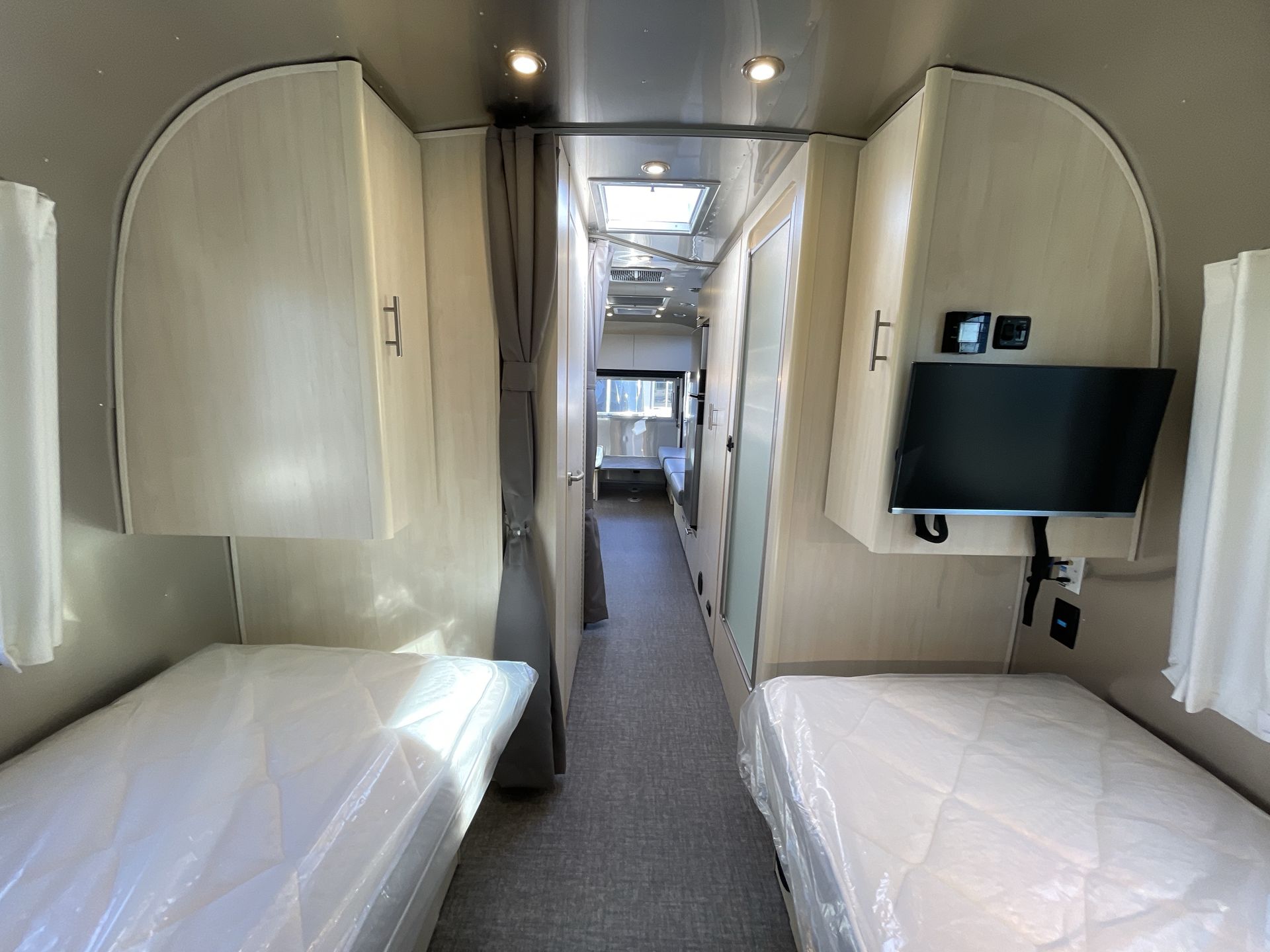 2026 Airstream 27FBT Base