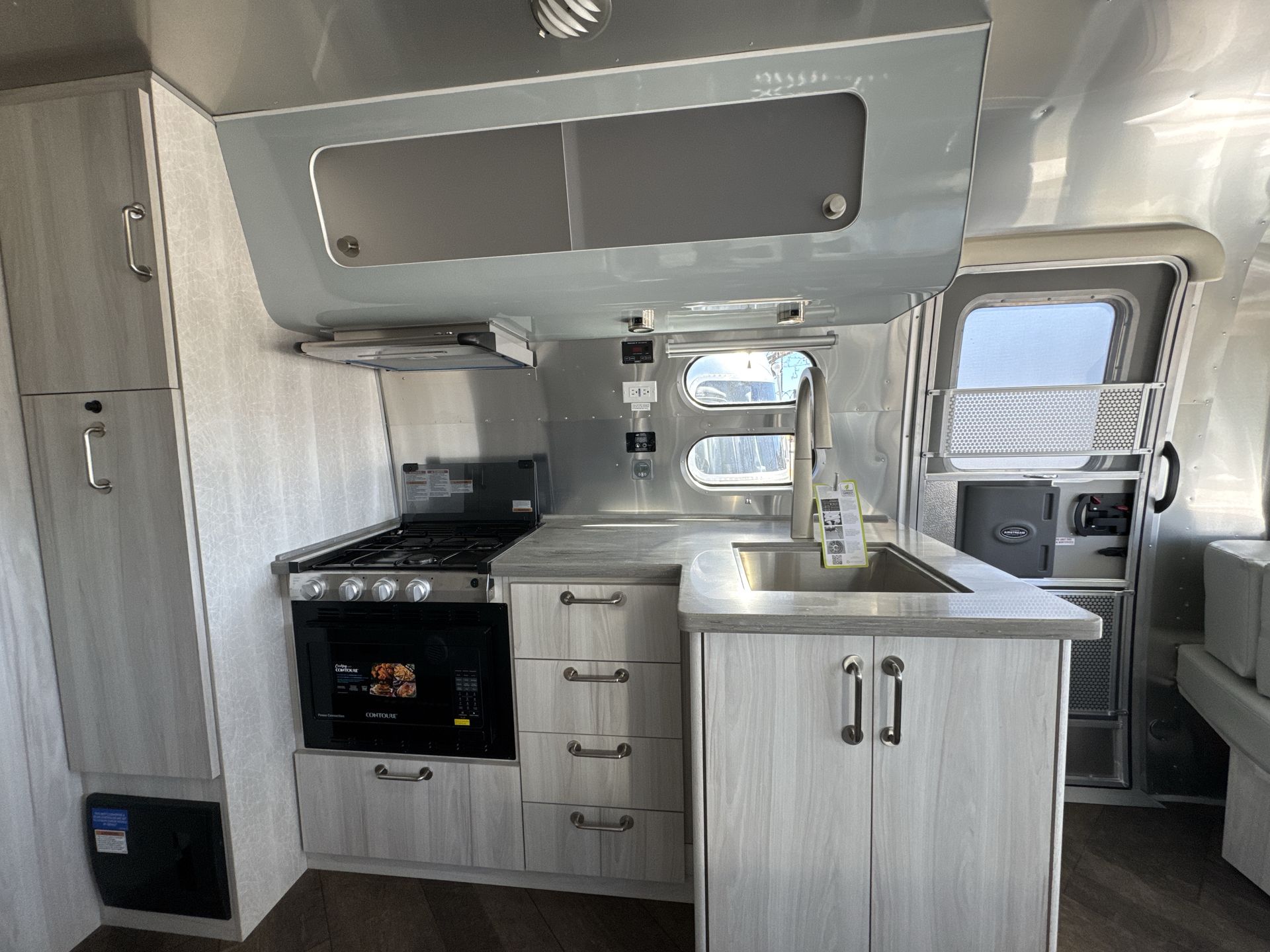 2025 Airstream 27FBQ Base