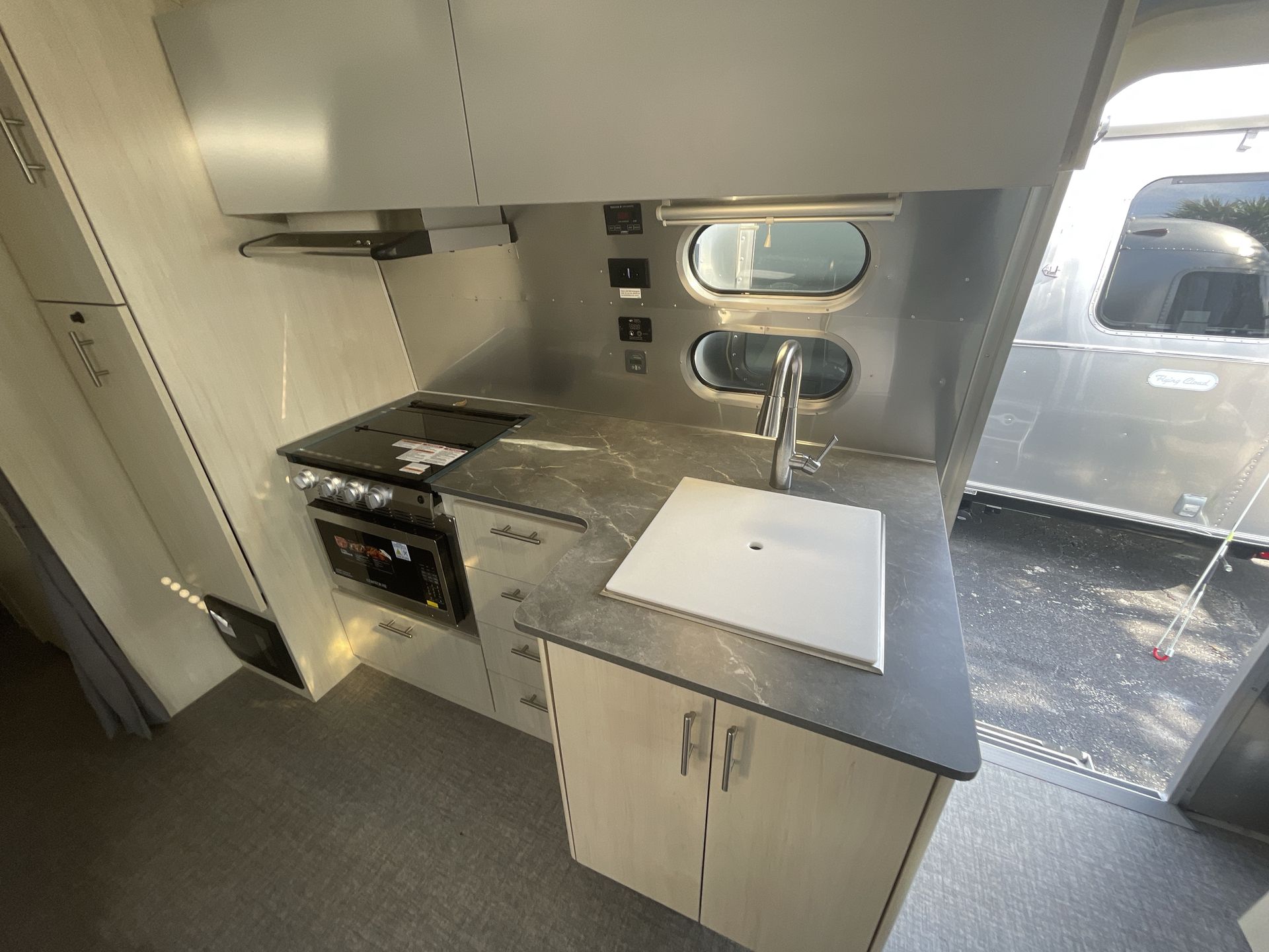 2025 Airstream 27FBQ Base