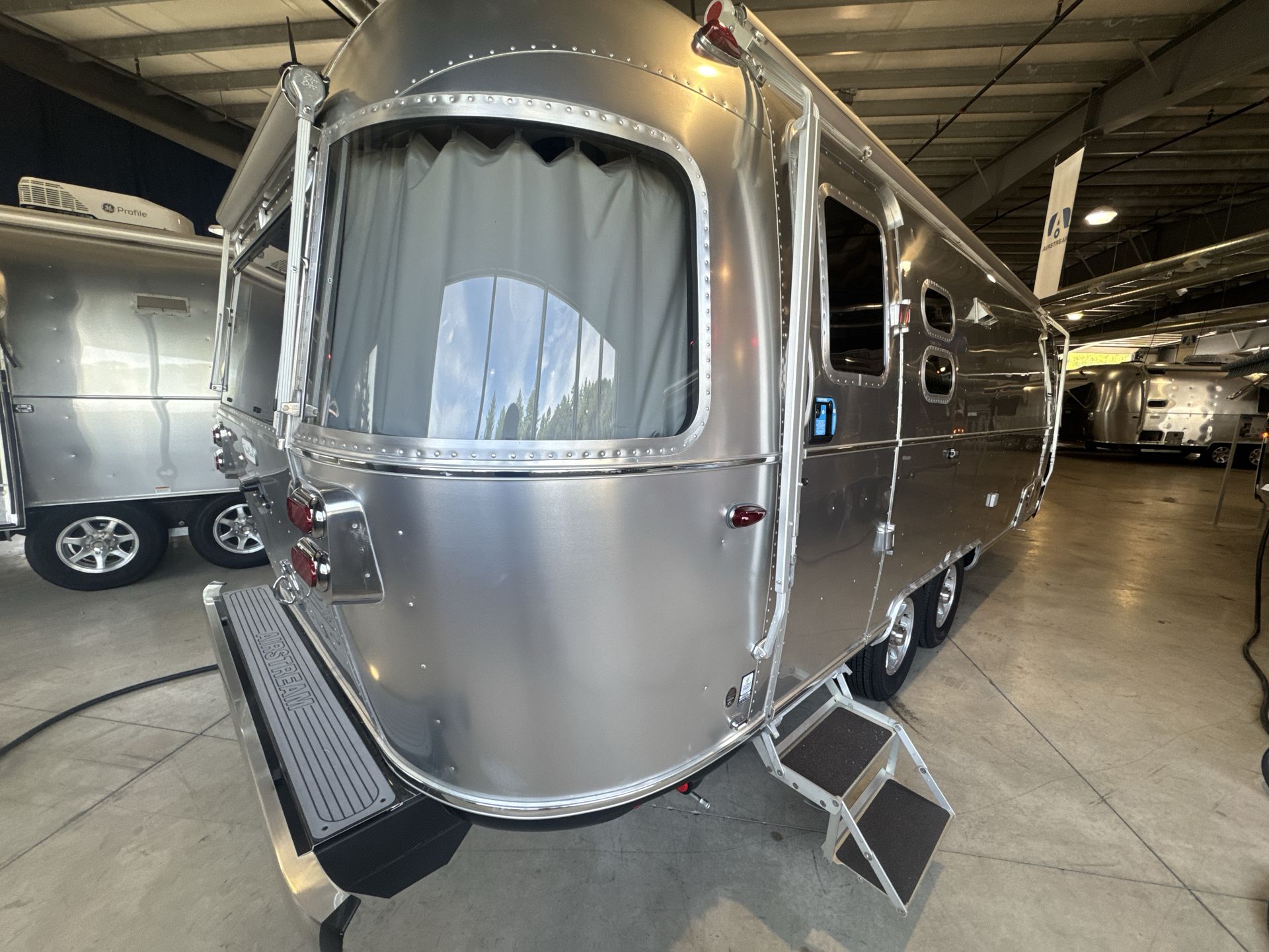 2025 Airstream 25FBQ Base