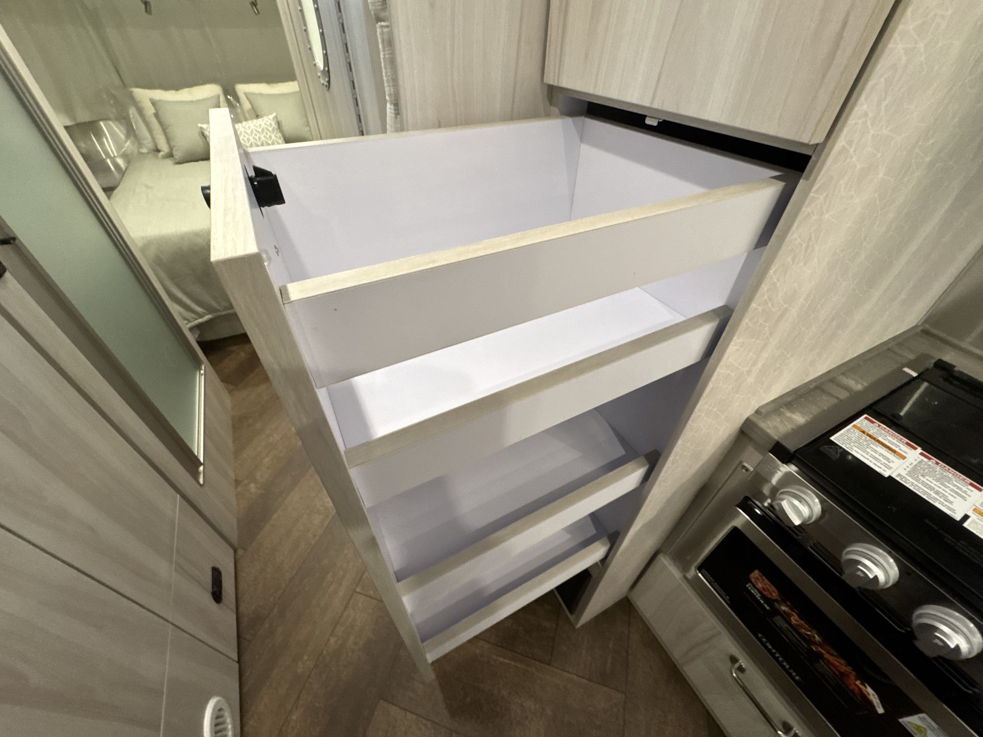 2025 Airstream 27FBQ Base