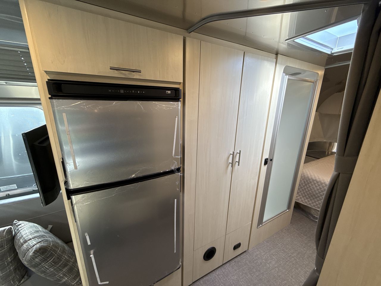 2025 Airstream 27FBQ Base