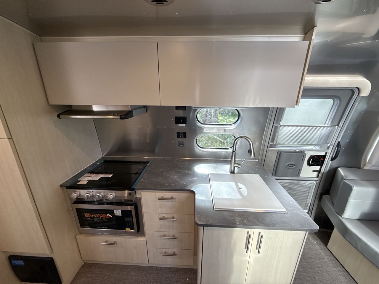 2025 Airstream 27FBQ Base