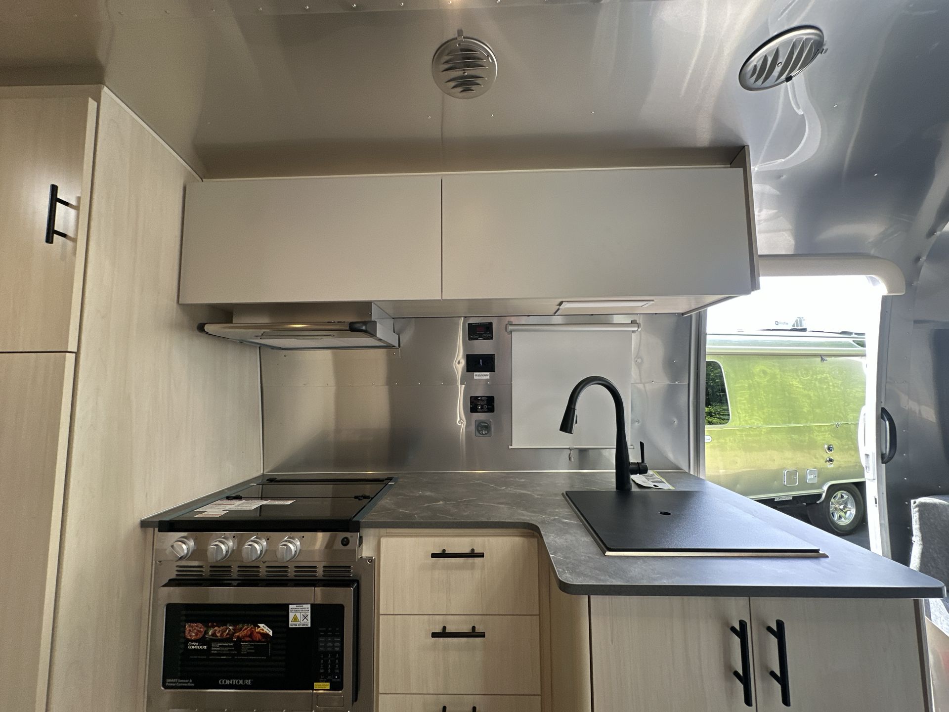 2025 Airstream 27FBQ Base