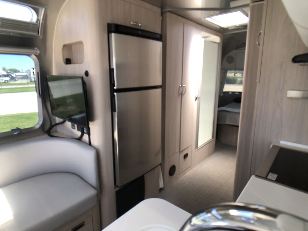 2026 Airstream 27FBQ Base