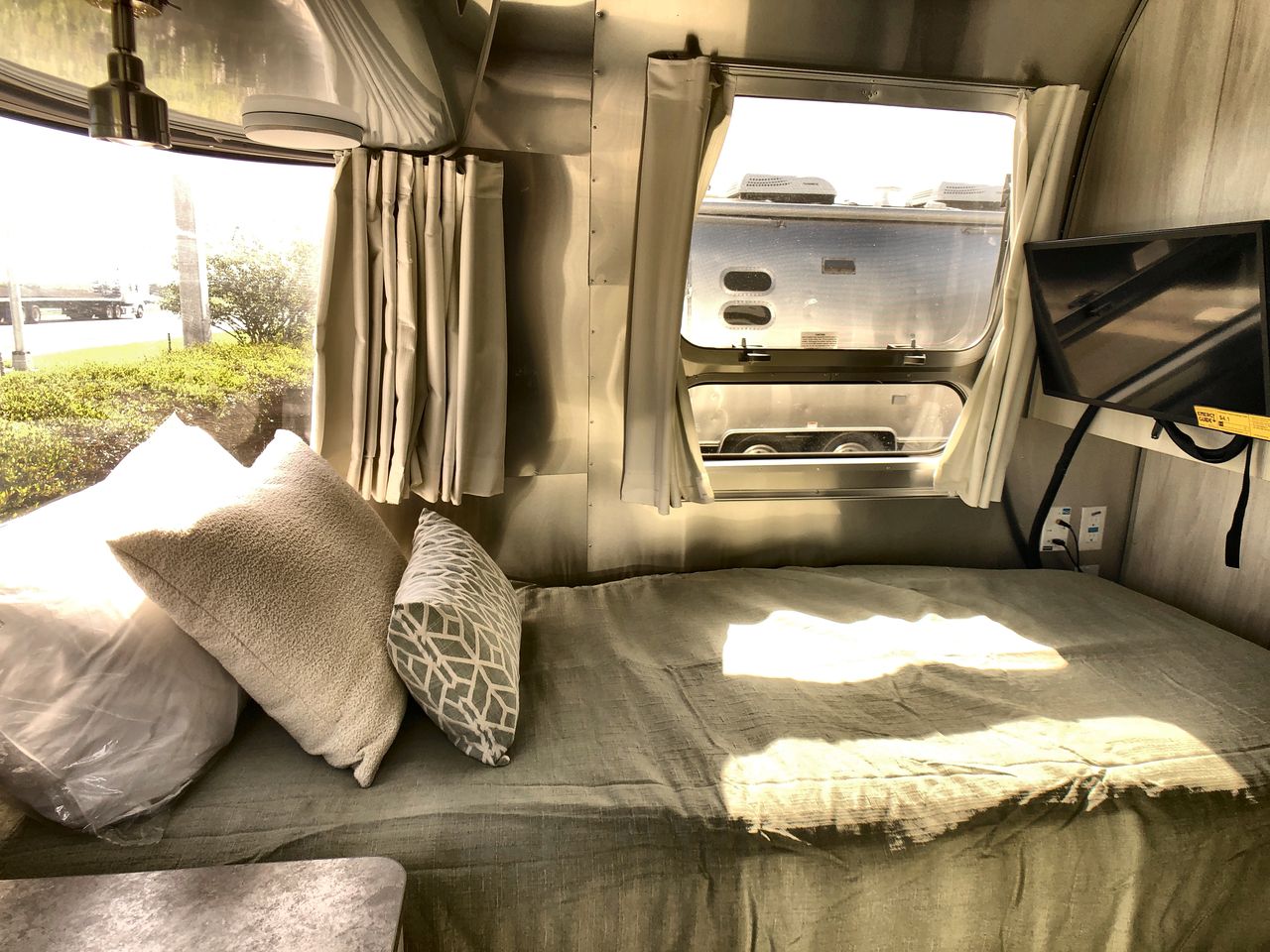 2026 Airstream 28RBT Base