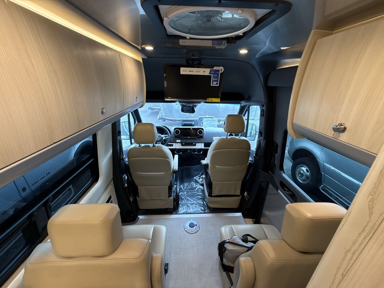 2026 Airstream 24GL 4x2 Passenger Base