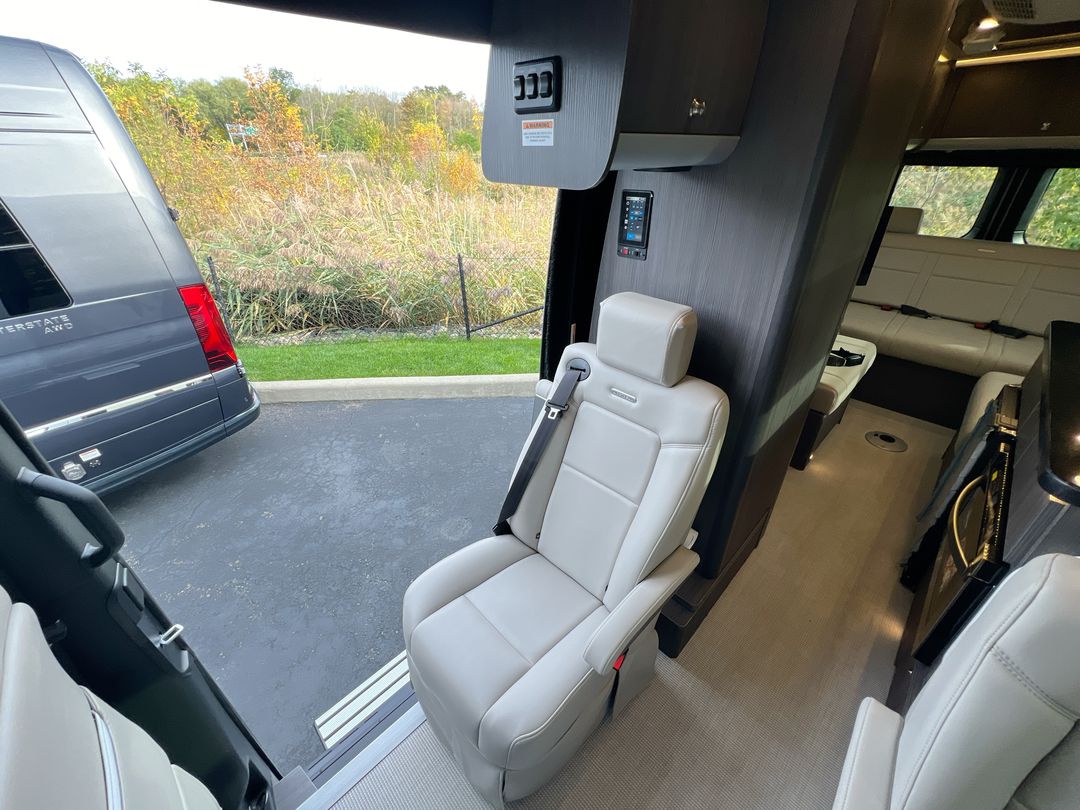 2026 Airstream 24GL 4x2 Passenger Base